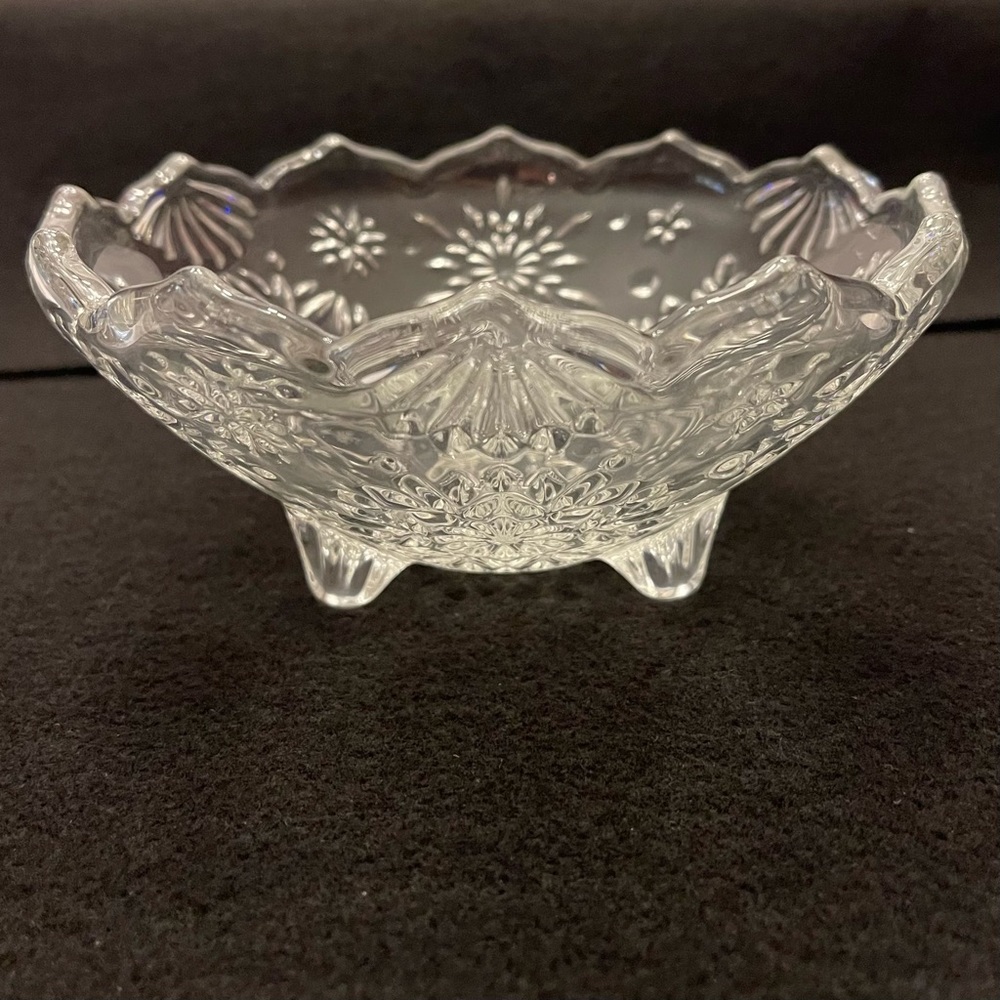 Mikasa Crystal Candy Dish 6” Diameter Footed Holiday Classics Snowflake Pattern